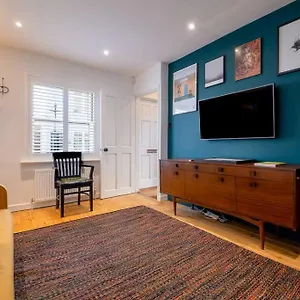  Holiday home Super Cool, Industrial-styled House With Parking United Kingdom